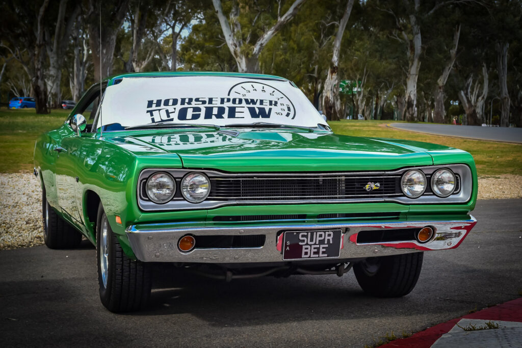 windscreen-cover-rev-gauge-classic-size-white-and-black-Superbee