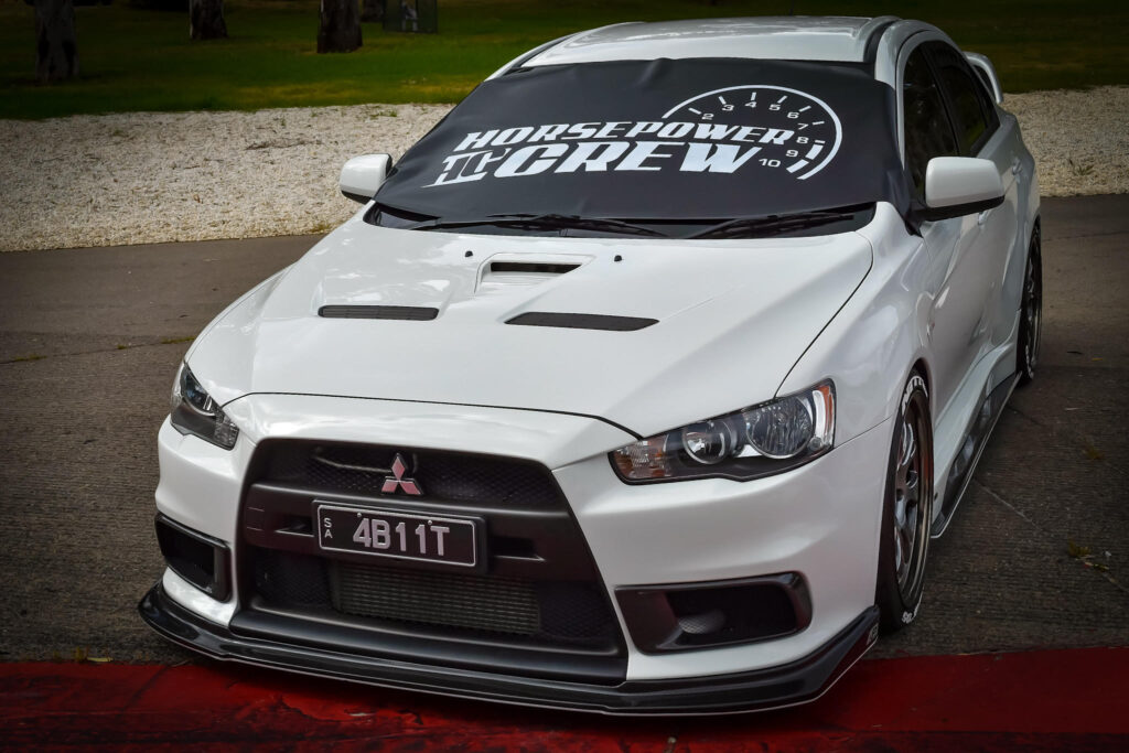 windscreen-cover-rev-gauge-modern-size-black-and-white-Troys-lancer